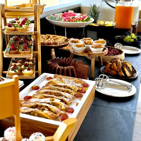 Padma Hotel *